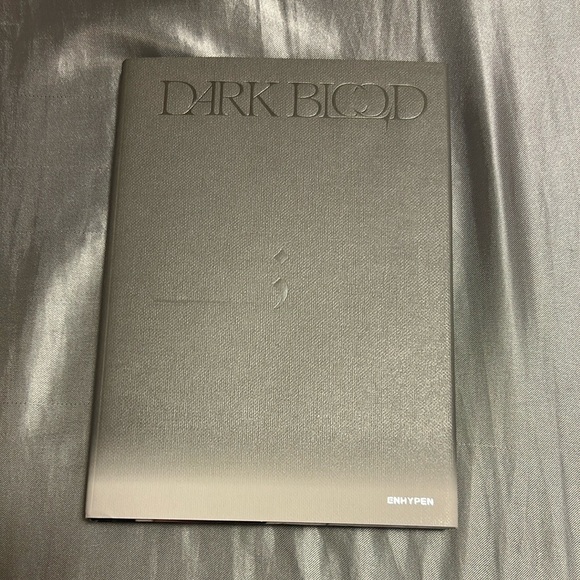 Dark Blood Album by Enhypen (Engene Ver.) - Picture 2 of 3